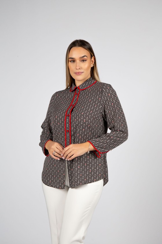 Blusa com padro e botes forrados