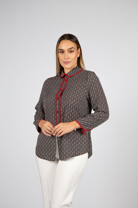 Blusa com padro e botes forrados