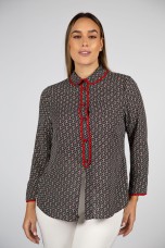 Blusa com padro e botes forrados