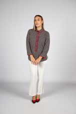 Blusa com padro e botes forrados