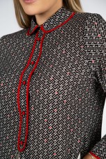 Blusa com padro e botes forrados