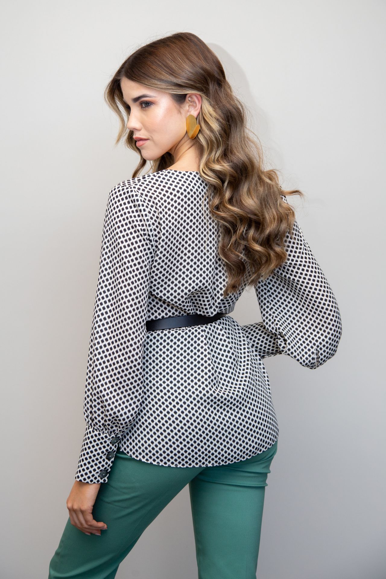 Blusa de mangas compridas e decote em v