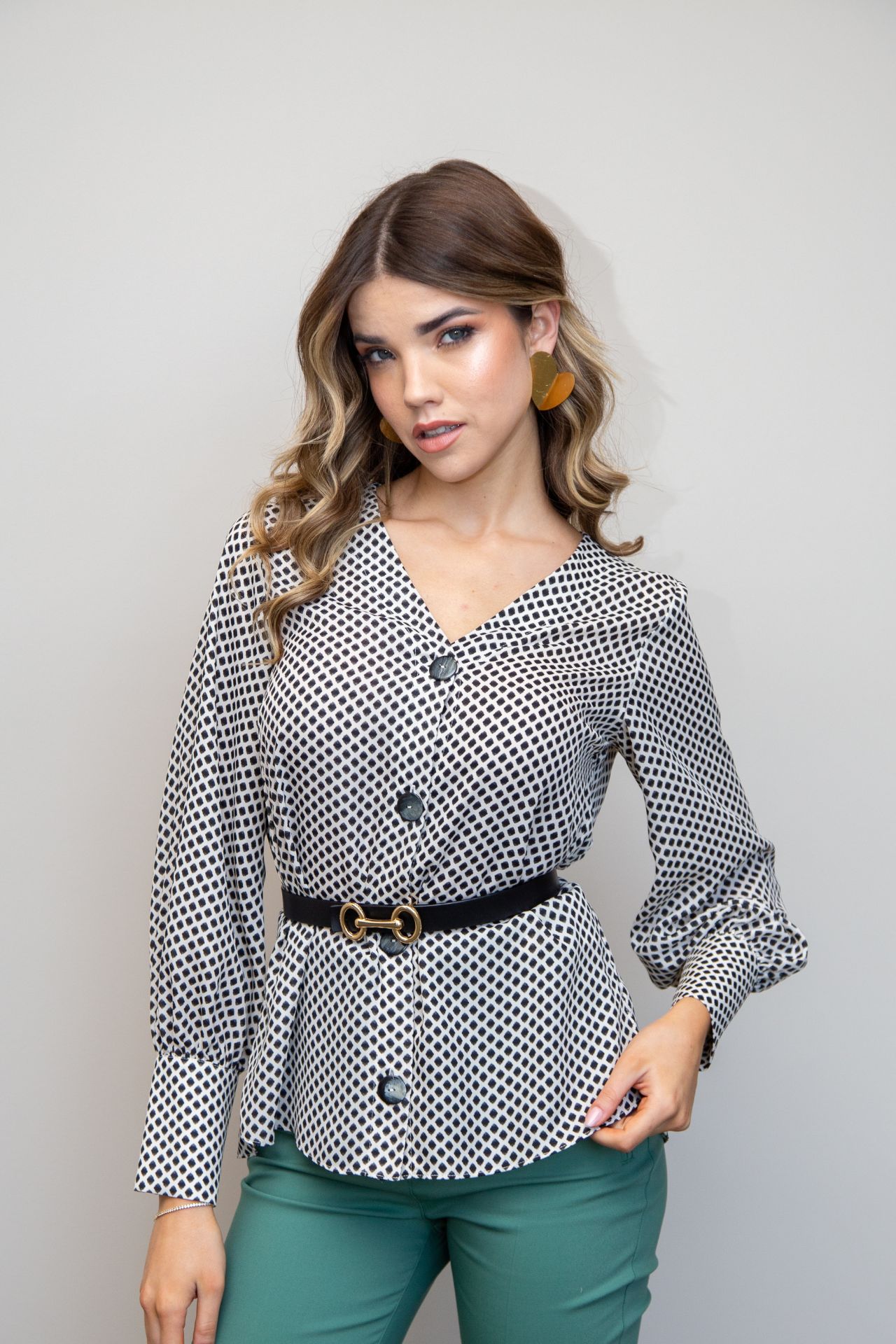 Blusa de mangas compridas e decote em v