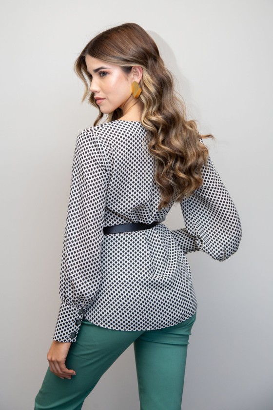 Blusa de mangas compridas e decote em v