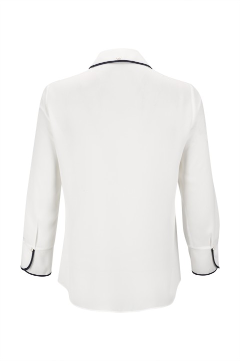 Blusa com botes forrados