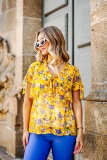 Blouse with laced sleeves
