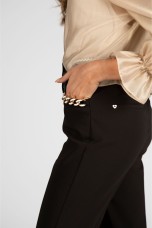 Pantalones con cadena dorada