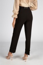 Pantalones con cadena dorada