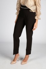Pantalones con cadena dorada