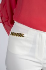 Pantalones con cadena dorada