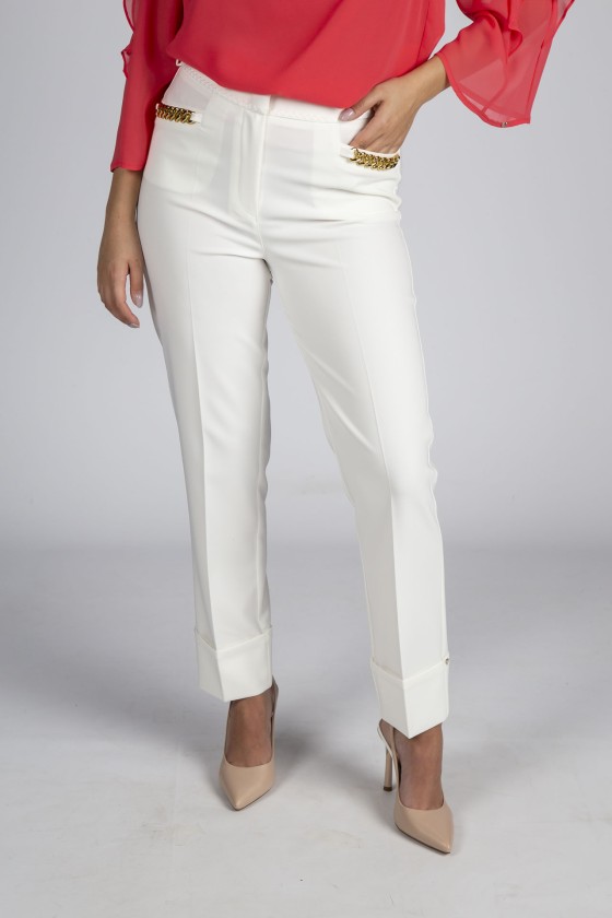 Pantalones con cadena dorada