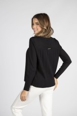 Knitted jacket with hook fastening