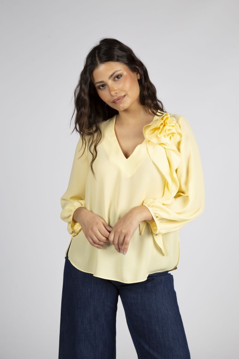 Three-dimensional flower blouse