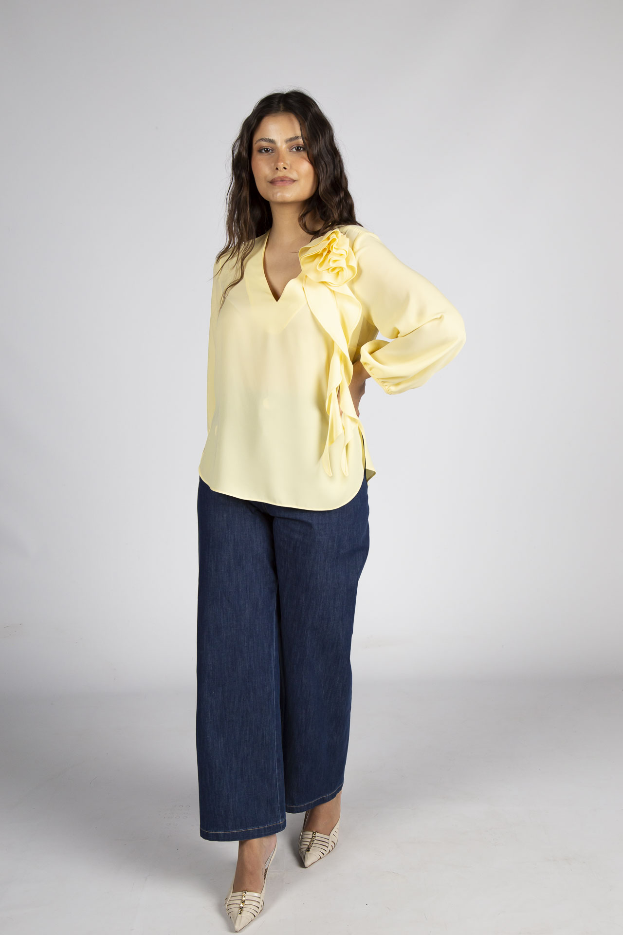 Túnica con flor tridimensional