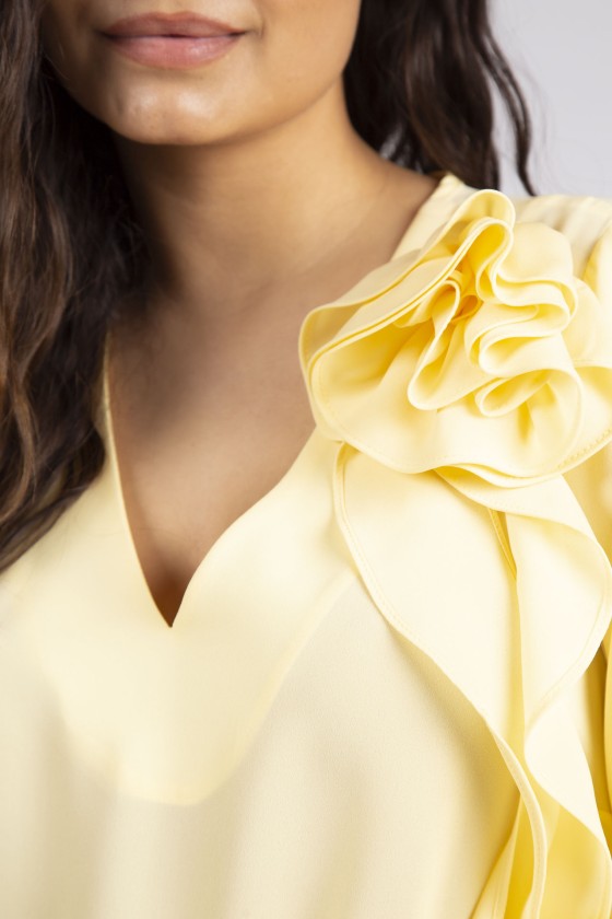 Tnica con flor tridimensional 