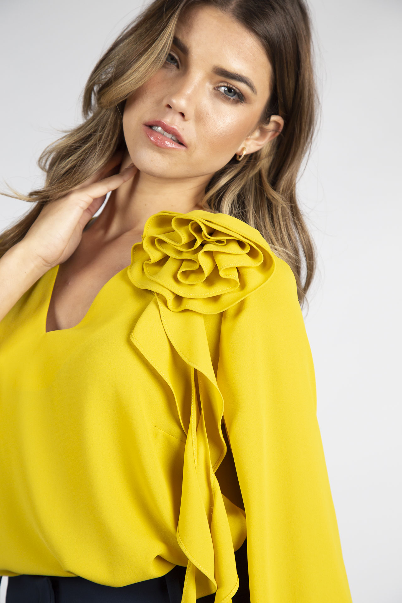 Túnica con flor tridimensional