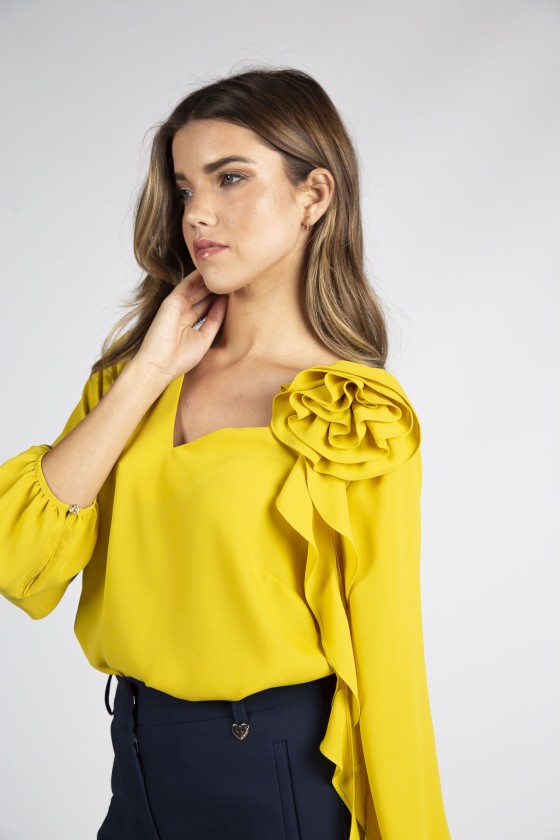 Tnica con flor tridimensional 