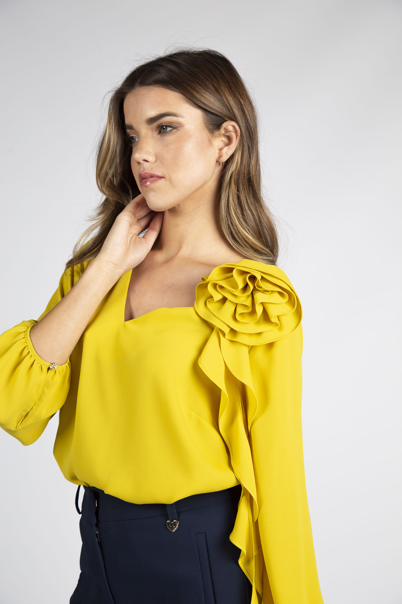 Túnica con flor tridimensional