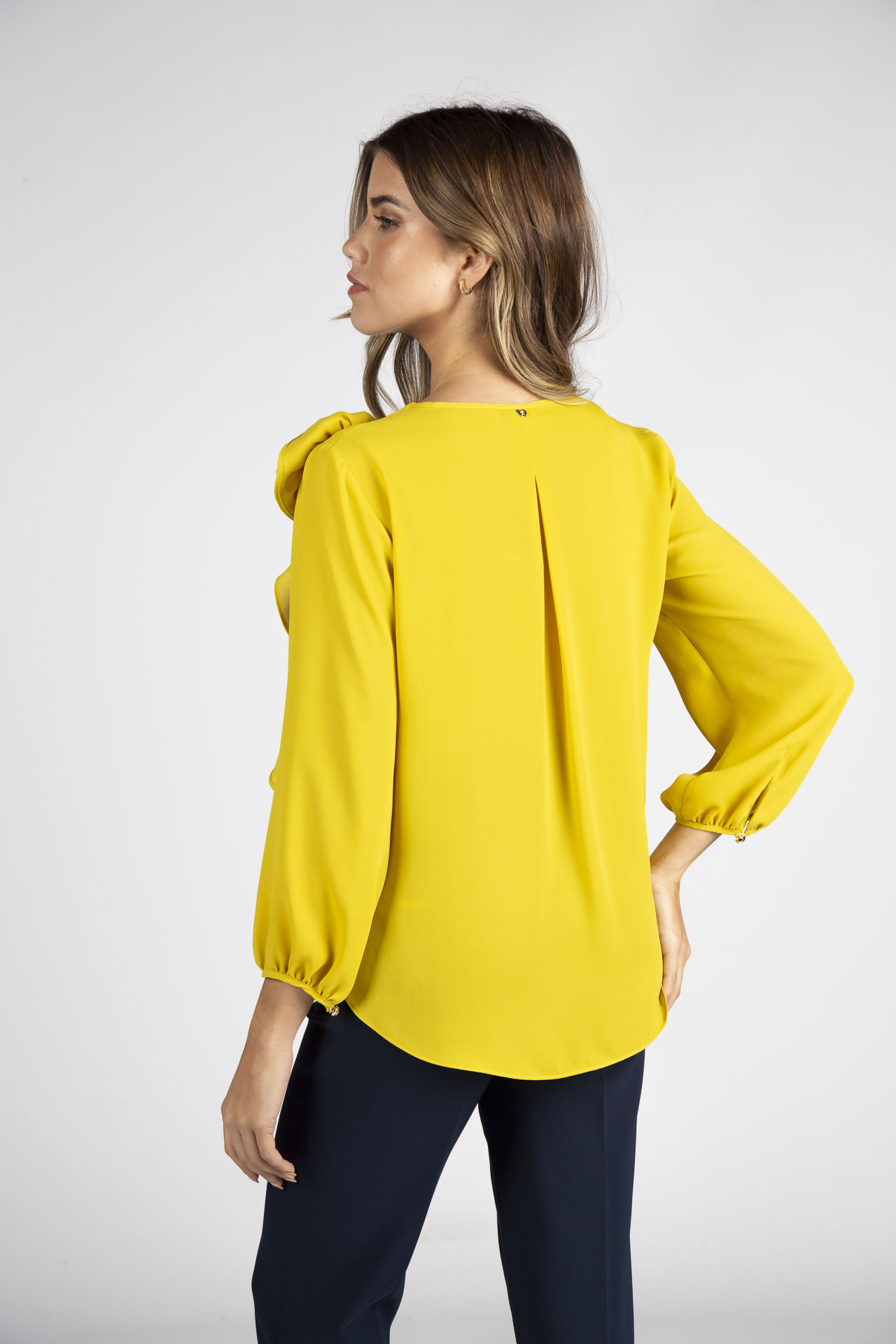 Túnica con flor tridimensional