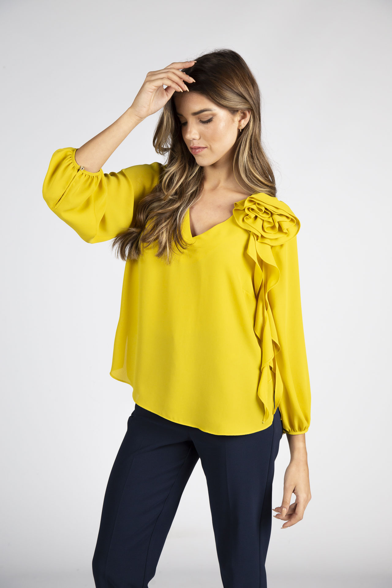 Túnica con flor tridimensional