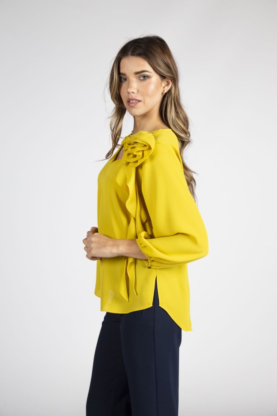 Tnica con flor tridimensional 