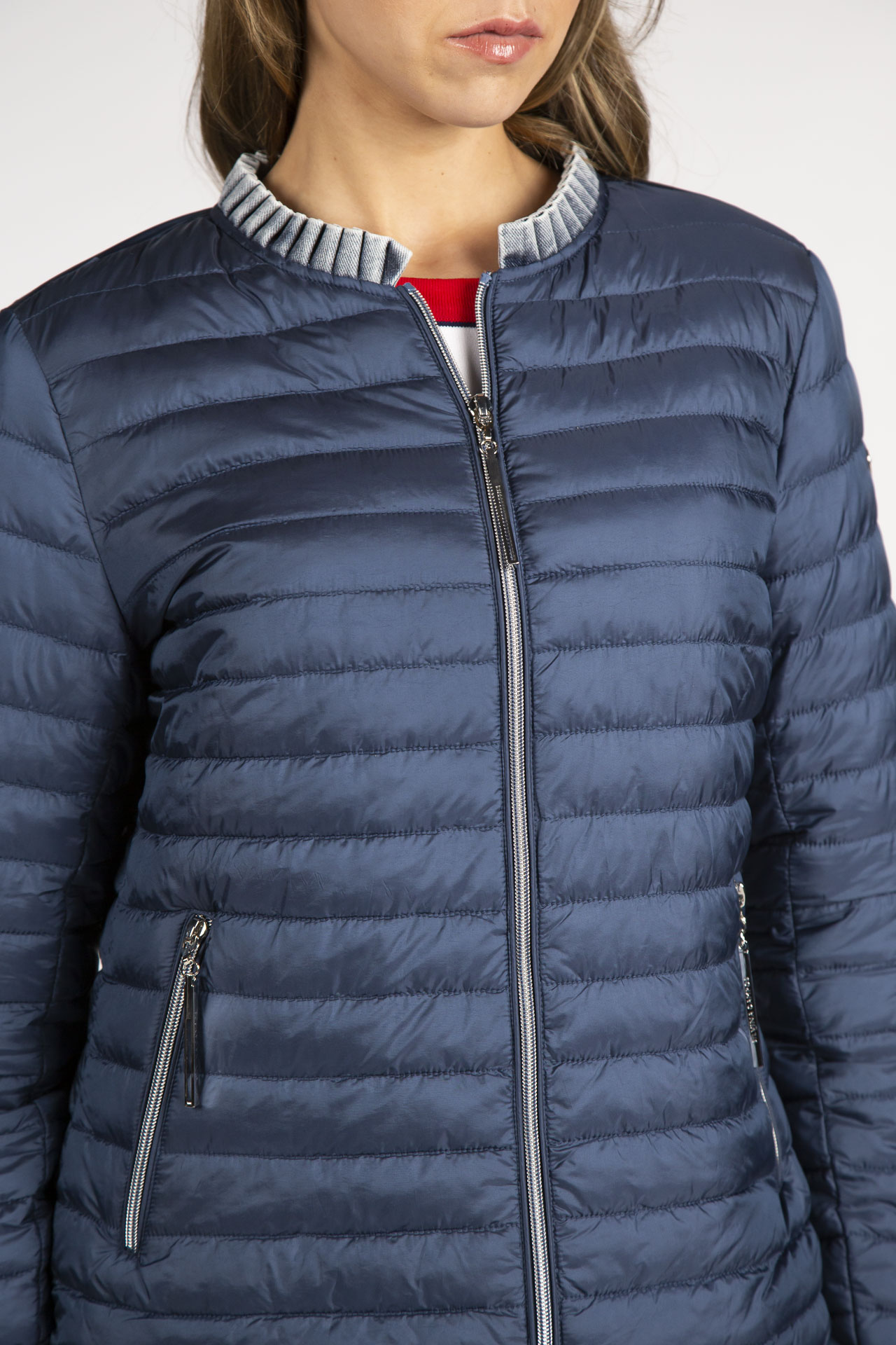 Parka acolchada con detalles vaqueros