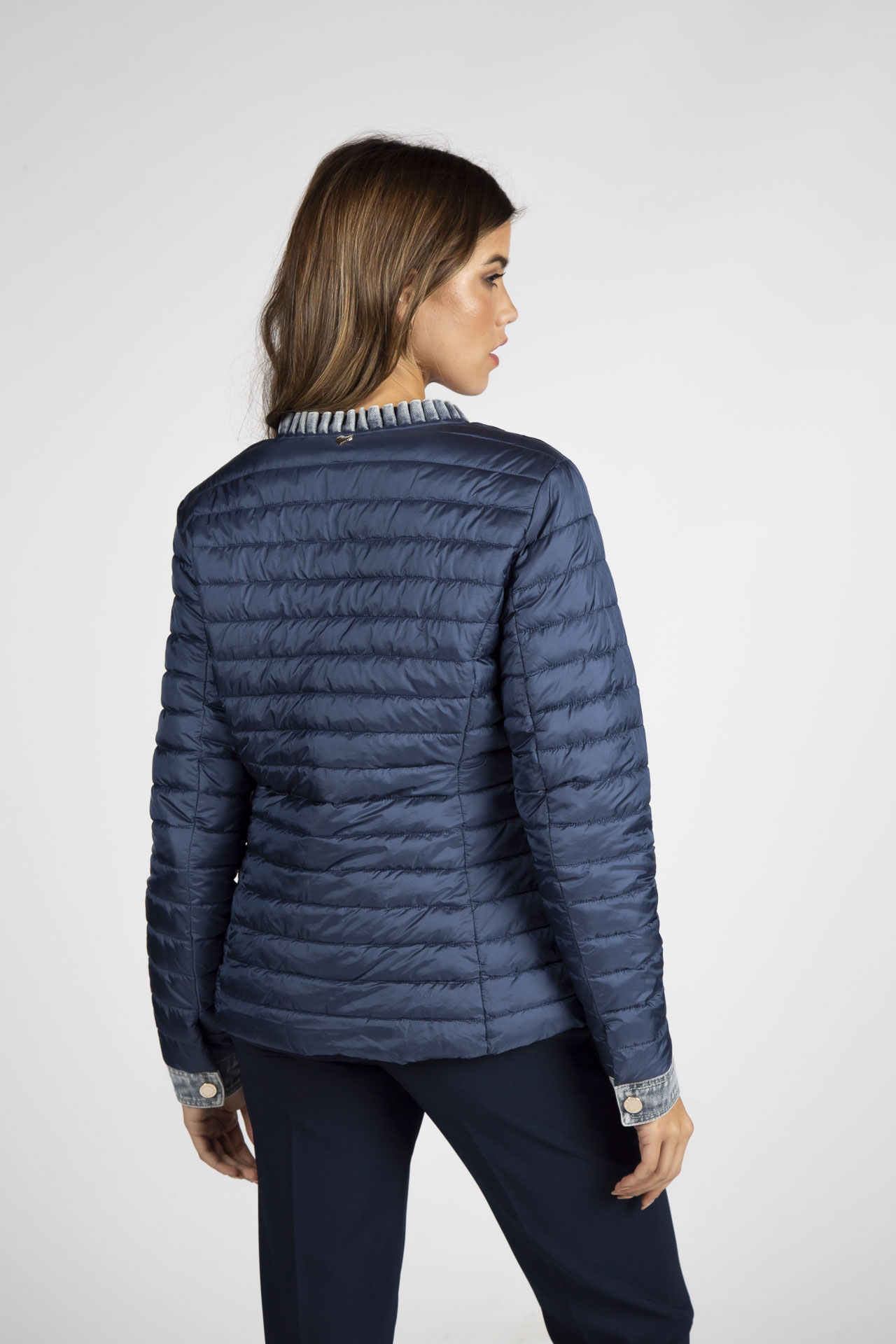 Parka acolchada con detalles vaqueros