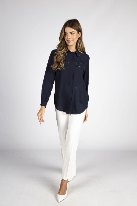 Blusa con tachuelas doradas