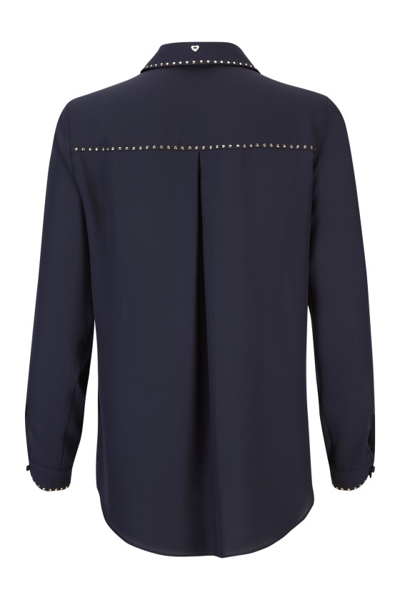 Blusa com tachas douradas