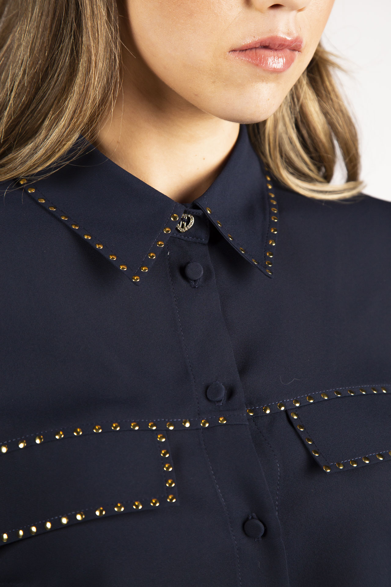 Blusa com tachas douradas