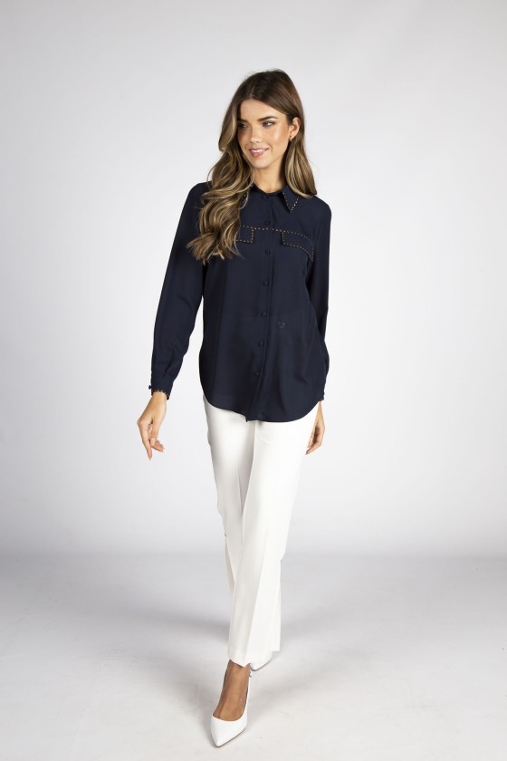 Blusa com tachas douradas