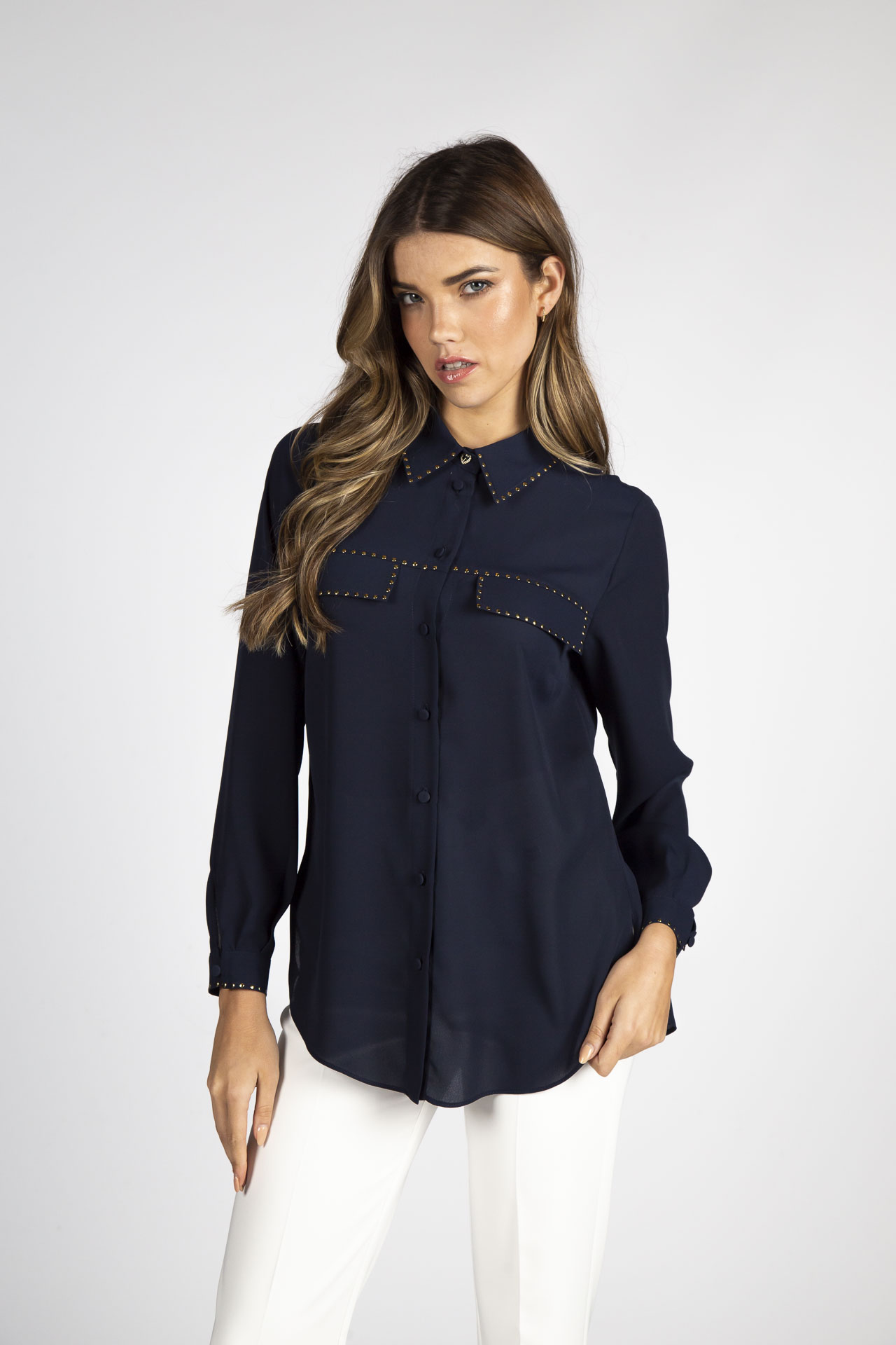 Blusa com tachas douradas