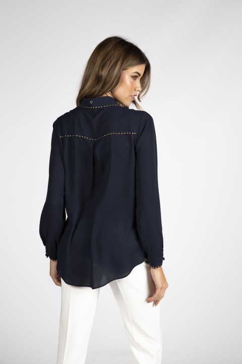 Blusa con tachuelas doradas