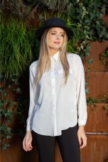 Blusa com tachas douradas