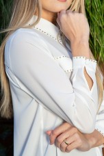Blusa com tachas douradas