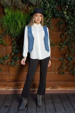 Blusa com tachas douradas