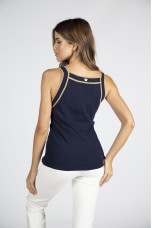 Top con detalles en contraste