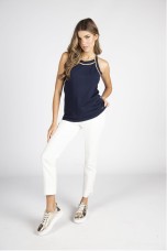 Top con detalles en contraste
