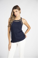 Top con detalles en contraste