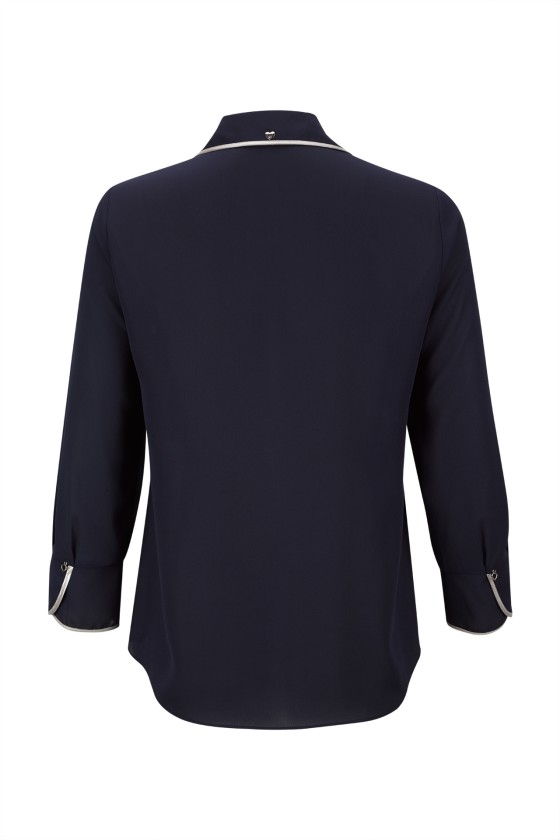 Blusa com botões forrados