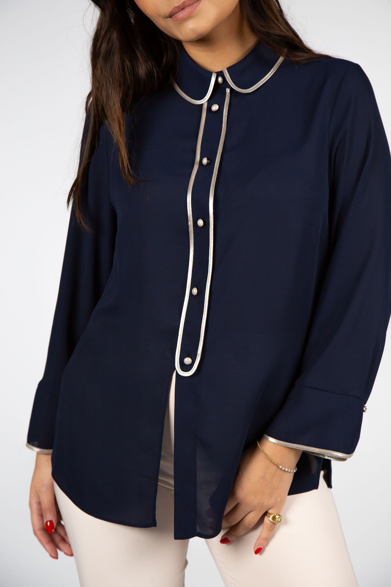 Blusa com botões forrados