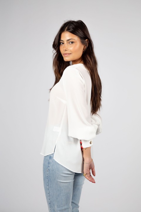 Blusa de mangas compridas e decote em v