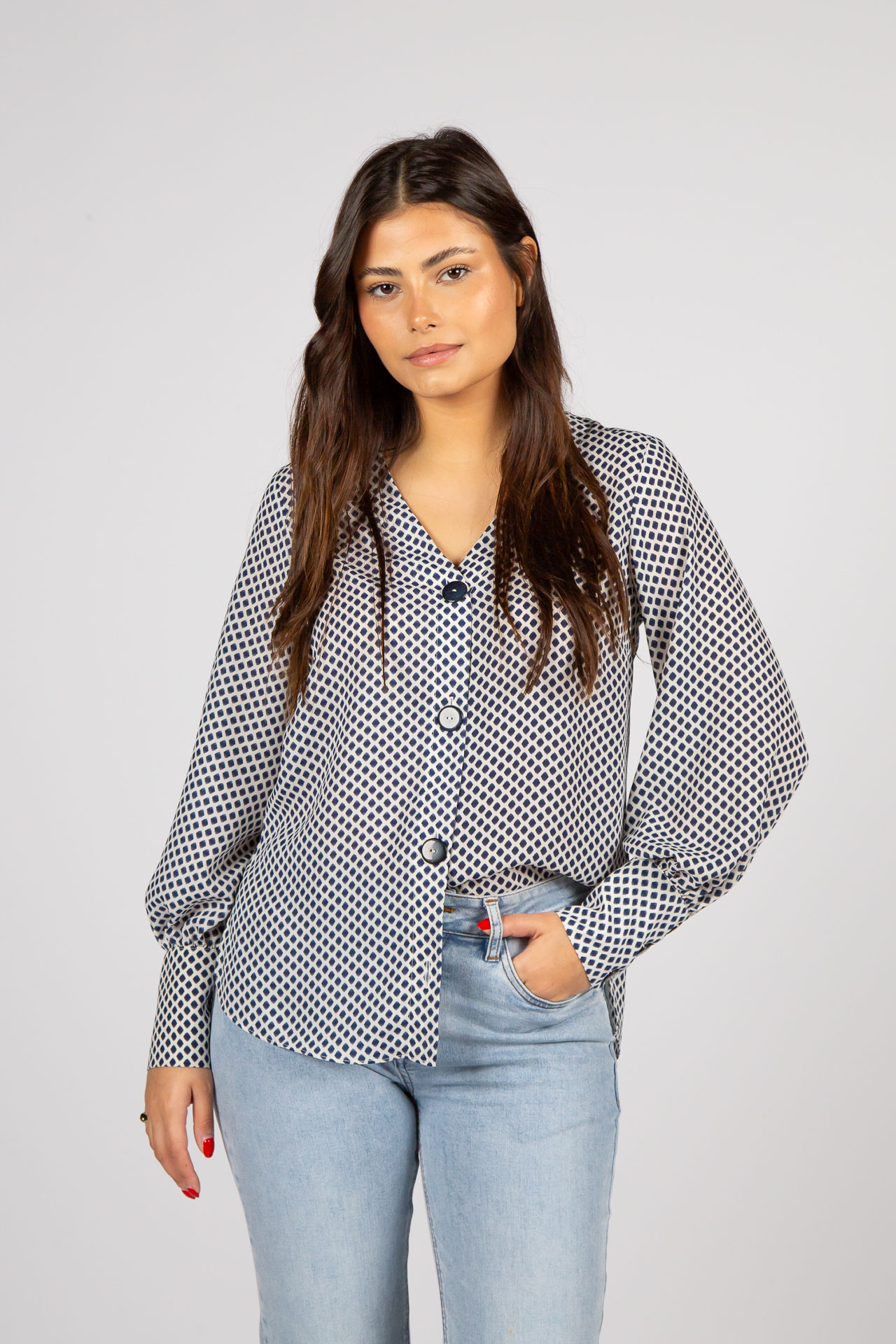 Blusa de mangas compridas e decote em v