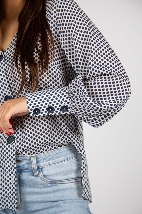 Blusa de mangas compridas e decote em v