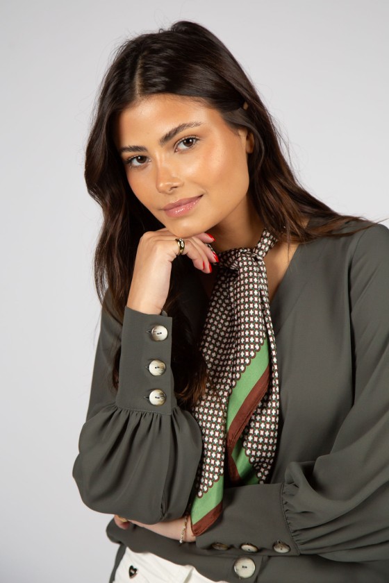 Blusa de manga larga y escote en pico 