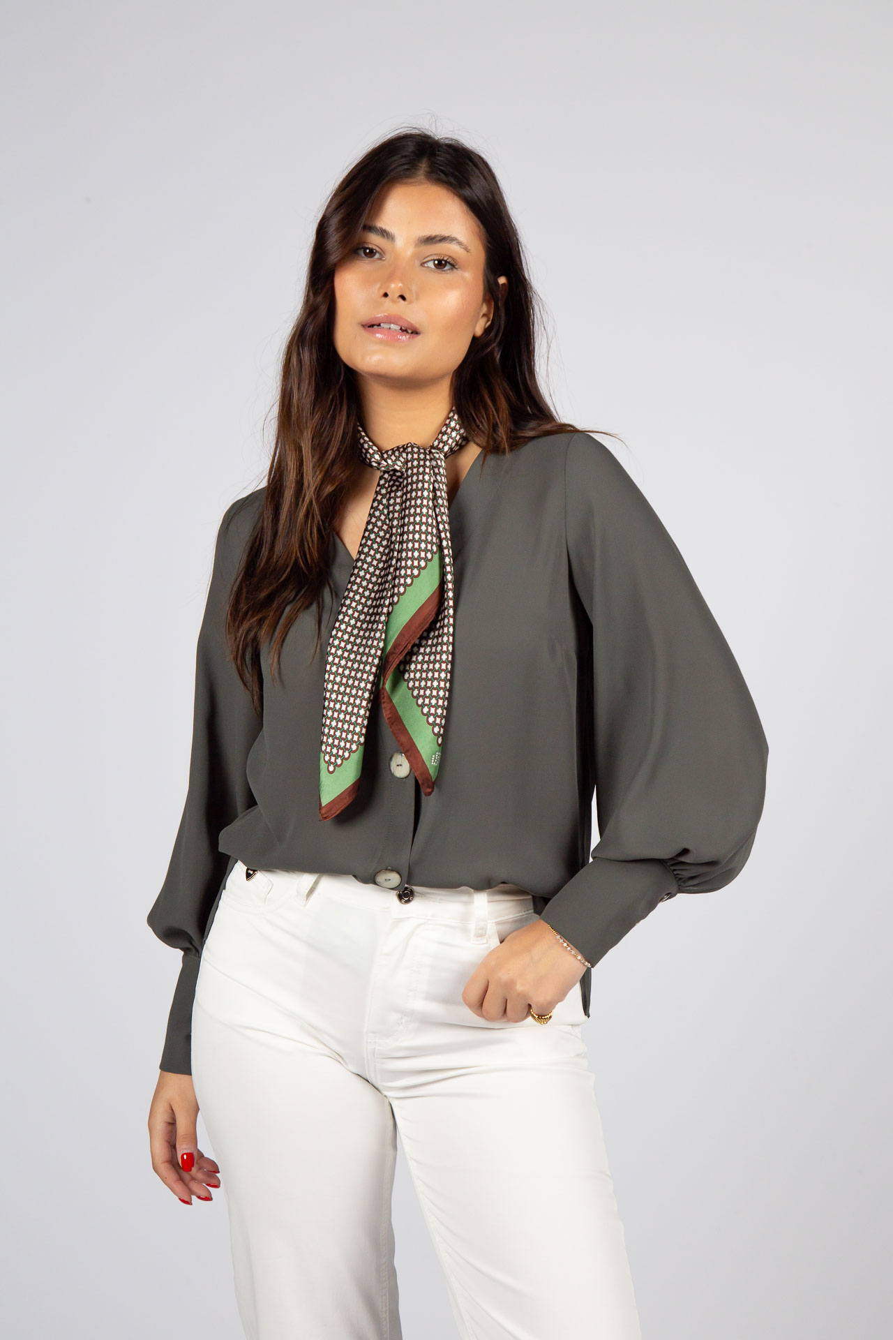 Blusa de manga larga y escote en pico