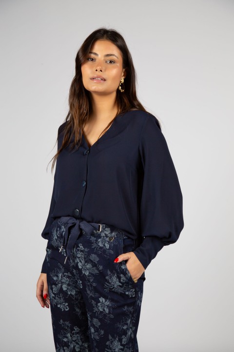 Blusa de mangas compridas e decote em v