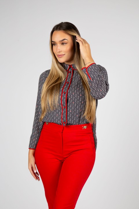 Blusa con estampado y botones forrados