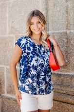 Gathered blouse with lined buttons