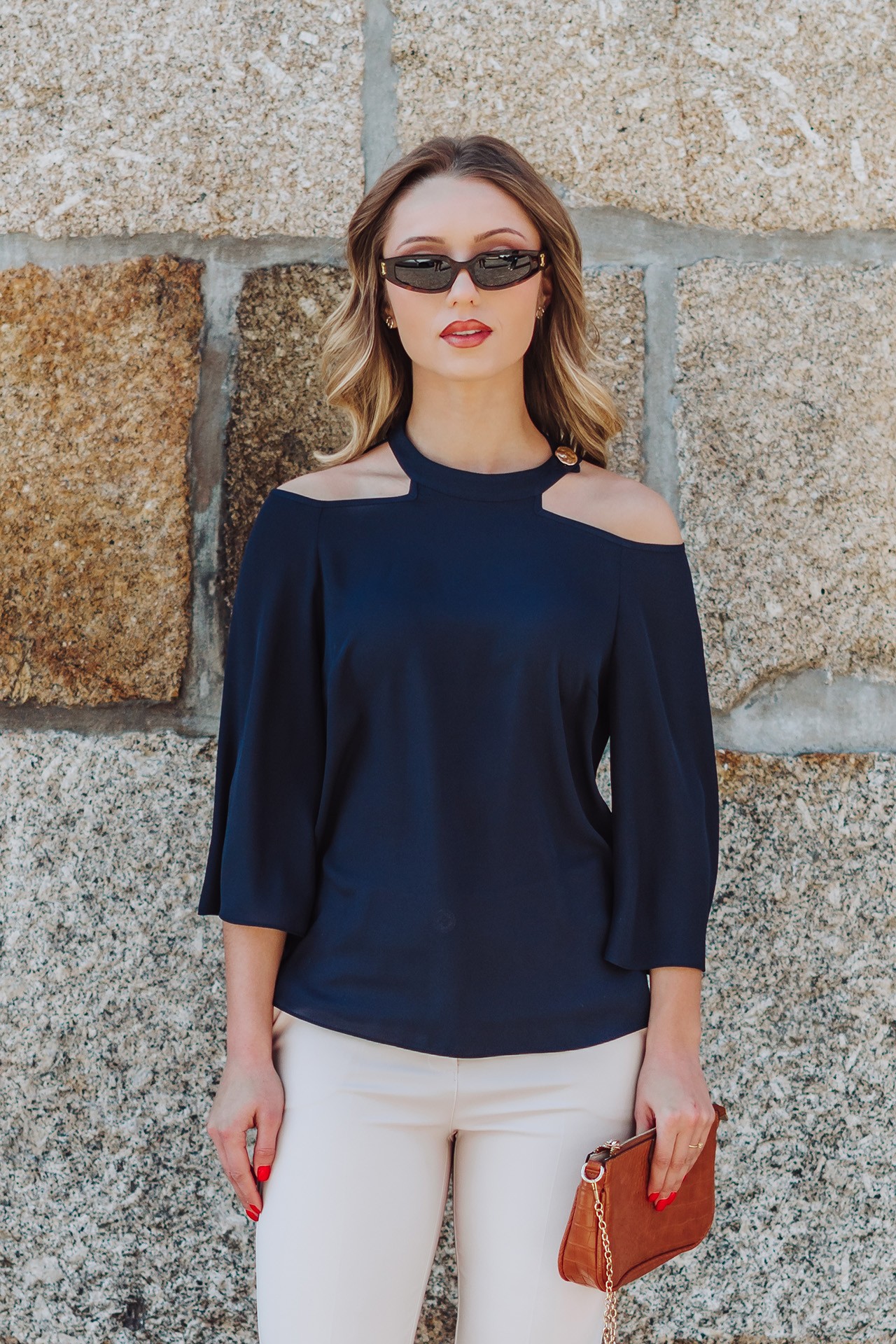 Blouse with open shoulders
